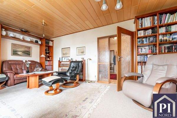 Wohnzimmer mit Doppel-Glastür zum Flur