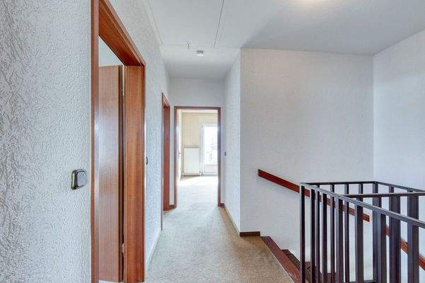 Heller Flurbereich mit Zugang in alle Zimmer im Ob