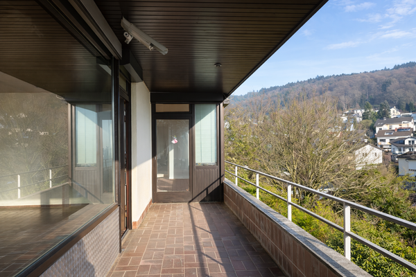 BALKON OG - KI GENERIERT