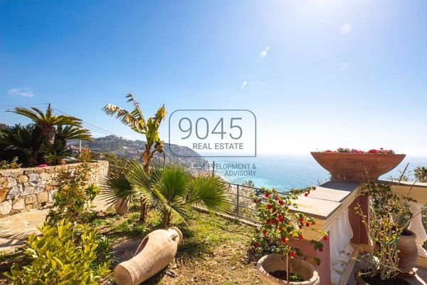 Luxuriöse Villa mit 180°-Meerblick am Ligurischen Meer in Ospedaletti - Ligurien