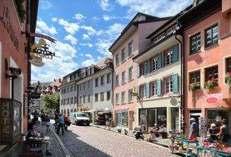 Das Wohn- und Geschäftshaus befindet sich im Herzen der Freiburger Innenstadt