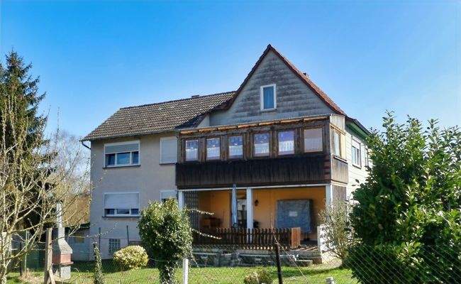 Seitenansicht links mit Terrasse und Balkon