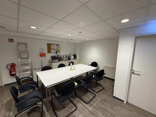 Großer Aufenthaltsbereich für das Personal