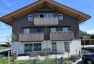 Hausansicht Süd-West mit Gartenbereich und Aussenstellplätzen