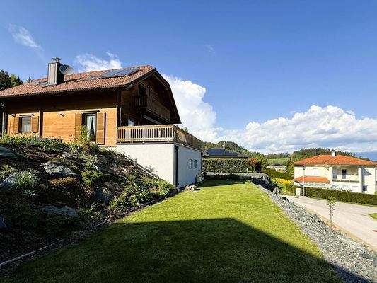 .. mit dem terrassenartig angelegten Grünbereich