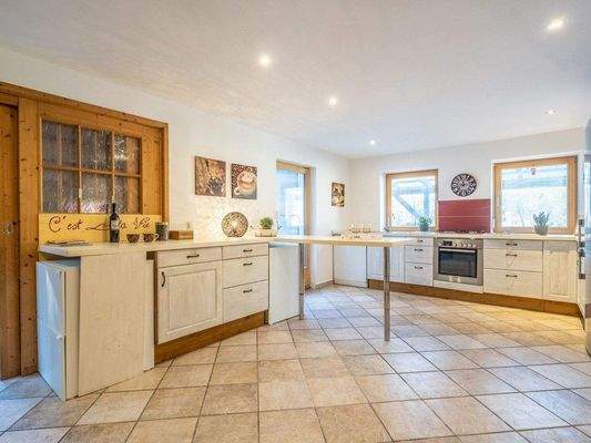 Wohnküche mit Zugang zur Südterrasse und zum Wintergarten