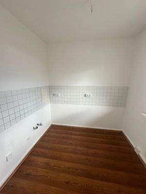 Leere Küche mit Fliesenwand