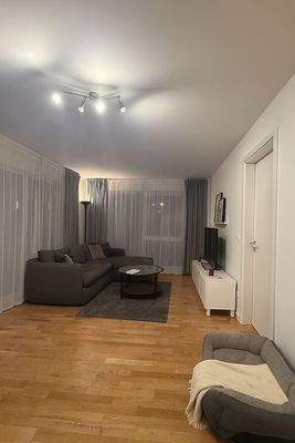 Helles Wohnzimmer mit Sofa