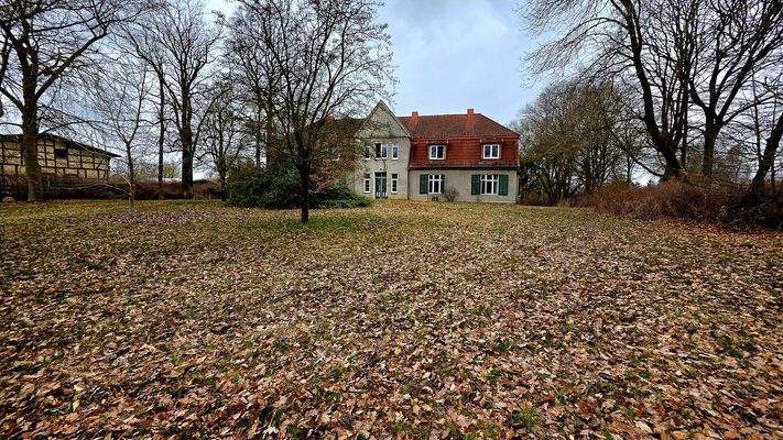 Sicht auf Grundstück mit Hof