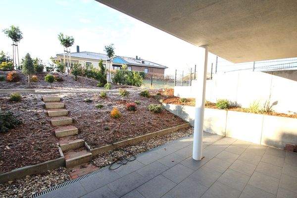 sonnige, überdachte Süd-West Terrasse mit Gartenanteil