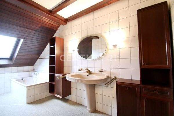 Badezimmer mit Waschplatz