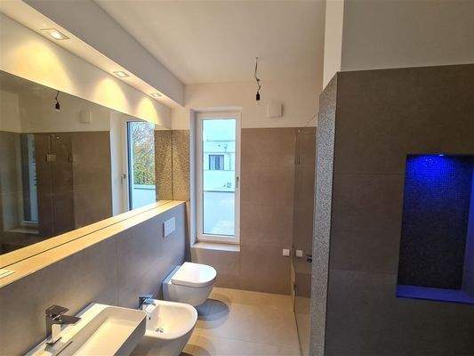 Gäste-Bad mit Fenster und Dusche (Wärmebank)