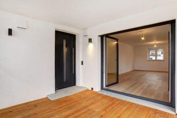 Eingangsbereich und Terrasse