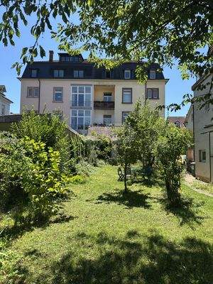 Blick über den Garten i Richtung Vorderhaus 