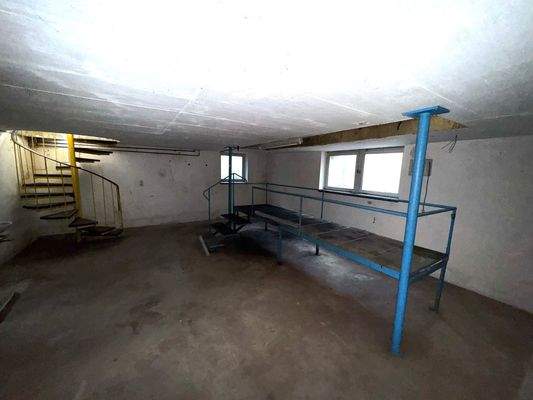 Keller Garage mit Treppe