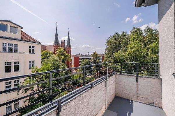 Balkon mit Südwestausrichtung und Blick auf die St. Paulus Kirche