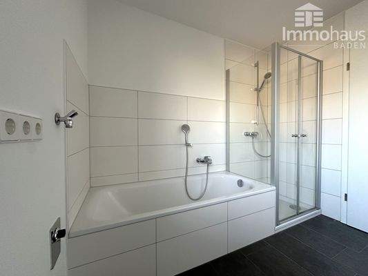 Bad mit Wanne + Dusche