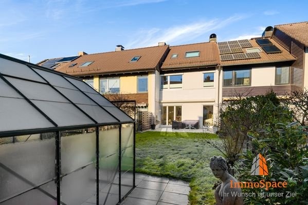 Blick auf das Reihenmittelhaus und die Nachbarhäuser