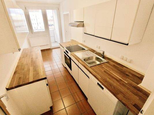 Einbauküche mit neuwertigen Elektrogeräten