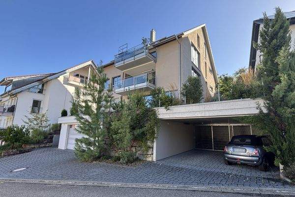 Straßenansicht seitlich rechts