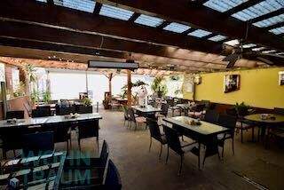 überdachter Biergarten