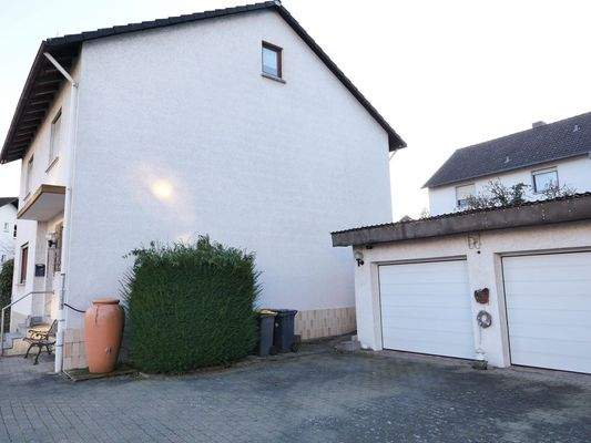 Einfahrt zu den Garagen