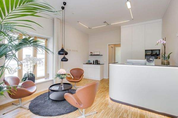 Vorderer Raum mit Theke und Einbauschränken