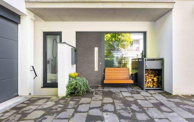 Hauseingang mit überdachtem Vorbereich