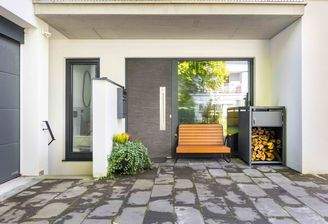 Hauseingang mit überdachtem Vorbereich