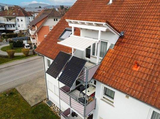 Zwei Balkone mit Balkonkraftwerk & Markise