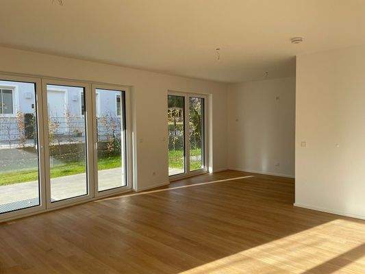 Wohn- und Essbereich mit Blick zur Küche.jpg