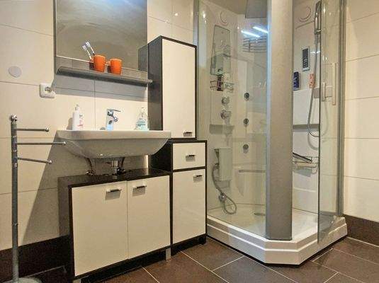 Badezimmer im Untergeschoss (ELW)