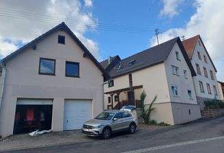 Großes Einfamilienhaus mit Nebengebäude