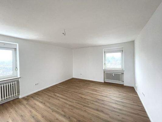 Leeres Wohnzimmer mit Fenstern