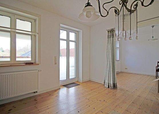 Esszimmer mit Zugang zur Dachterrasse