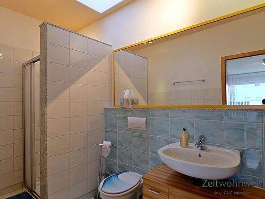 großes Bad mit abgeteilte Dusche