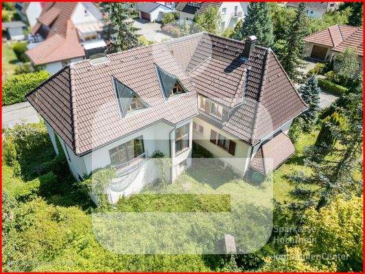 mit KI bearbeitet bzw. einen Busch entfernt, um mehr vom Haus zu sehen