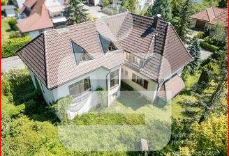 mit KI bearbeitet bzw. einen Busch entfernt, um mehr vom Haus zu sehen