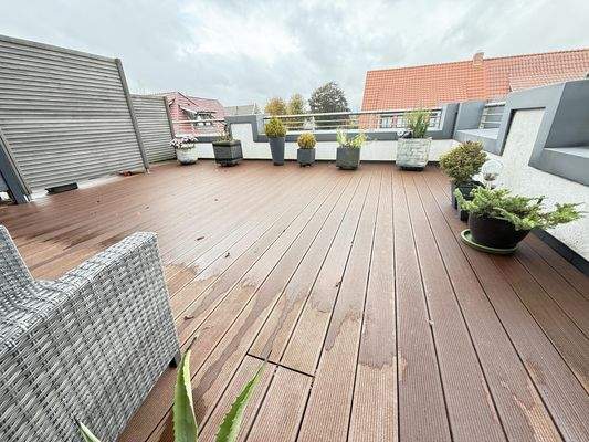 große Dachterrasse mit Blick über die Innenstadt
