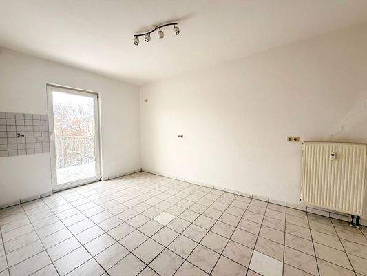 Küche mit Balkonzugang 