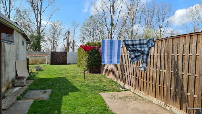 Garten mit Zufahrt zur Straße