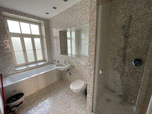 Bad mit Wanne / Dusche.JPG