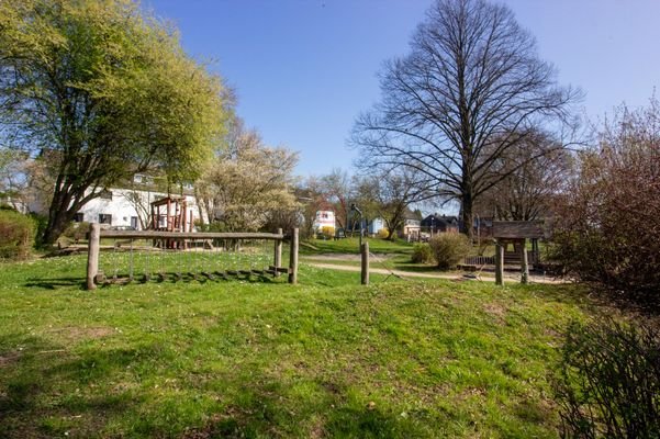 Spielplatz gegenüber