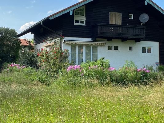 Blick vom Grundstück auf den Altbestand