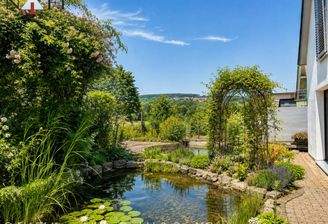 Garten mit Schwimmteich