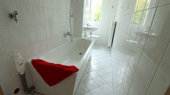 Tageslichtbad mit Wanne