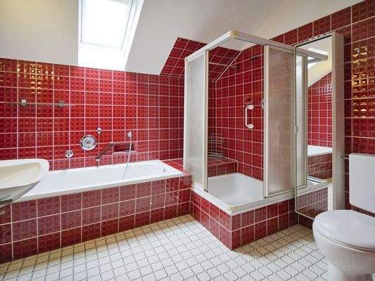 Badezimmer mit Dusche und Wanne