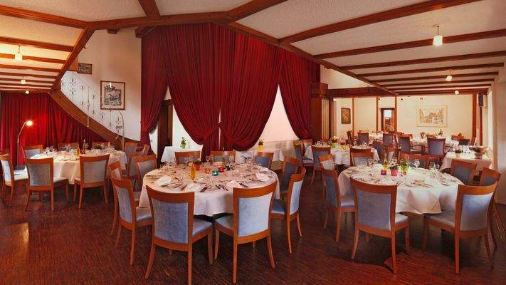 Mithilfe einer Trennwand lässt sich eine Verbindung zum angrenzenden Veranstaltungsraum herstellen