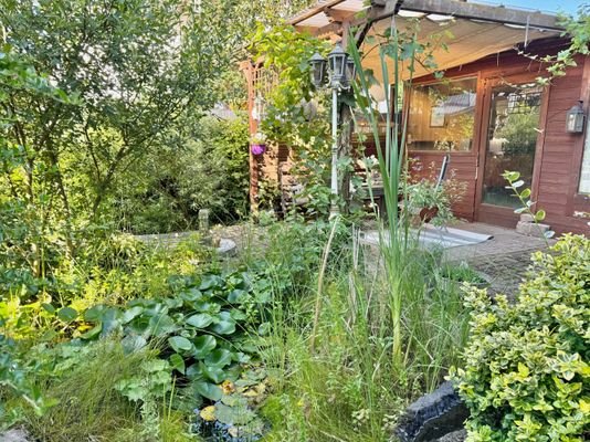 Gartenteich und Terrasse