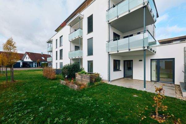 Objektansicht mit Terrasse und Gartenanteil 